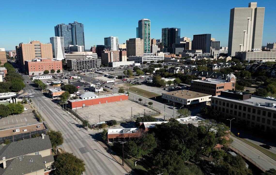 The 900 and 1000 block of West Weatherford Street (empty parking lot in the center and adjacent lower right block) in downtown Fort Worth on Nov. 14. A project that planned an 18-story tower straddling both blocks was scaled back several times before the developer sold the property to Miami-based developer Resia in January 2022.