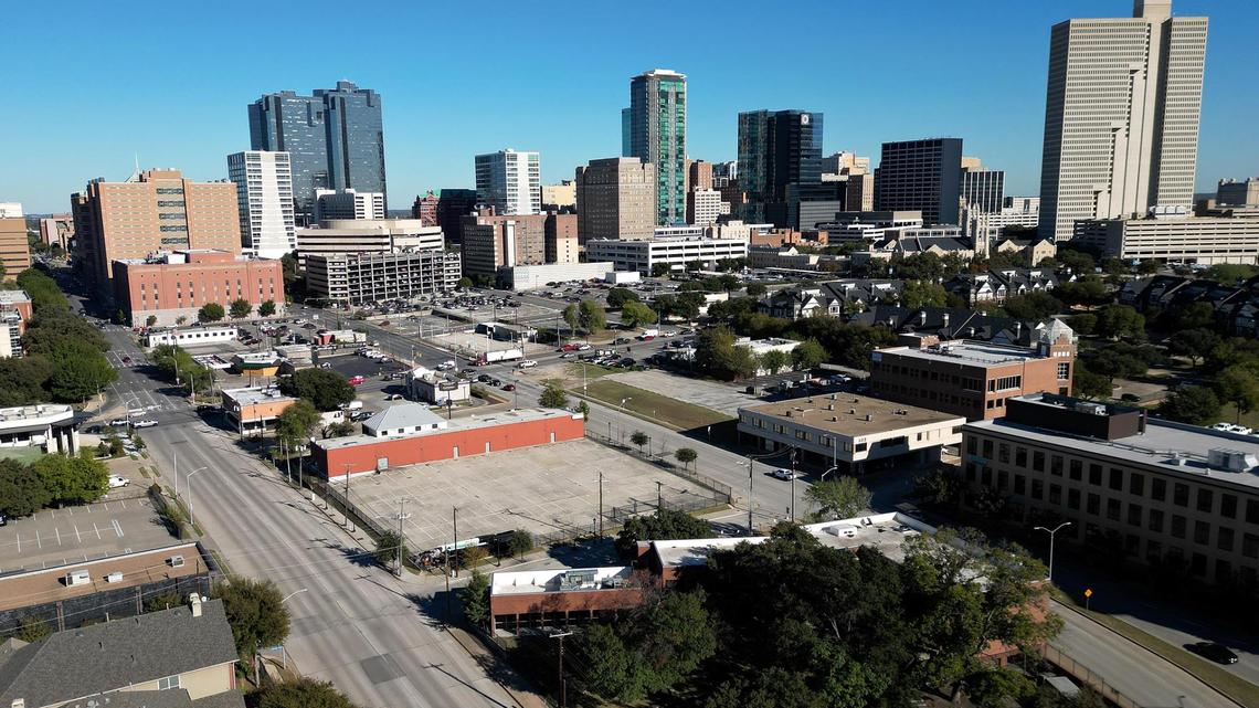 The 900 and 1000 block of West Weatherford Street (empty parking lot in the center and adjacent lower right block) in downtown Fort Worth on Nov. 14. A project that planned an 18-story tower straddling both blocks was scaled back several times before the developer sold the property to Miami-based developer Resia in January 2022.