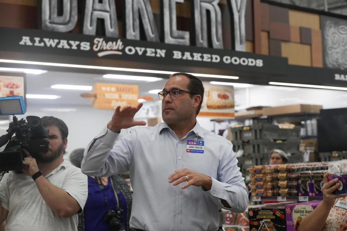 Juan-Carlos Rück, H-E-B’s executive vice president for North and West Texas Food and Drug Retail Division, shows off the new location opening tomorrow in Frisco, Texas, on Tuesday, Sept. 20, 2022.