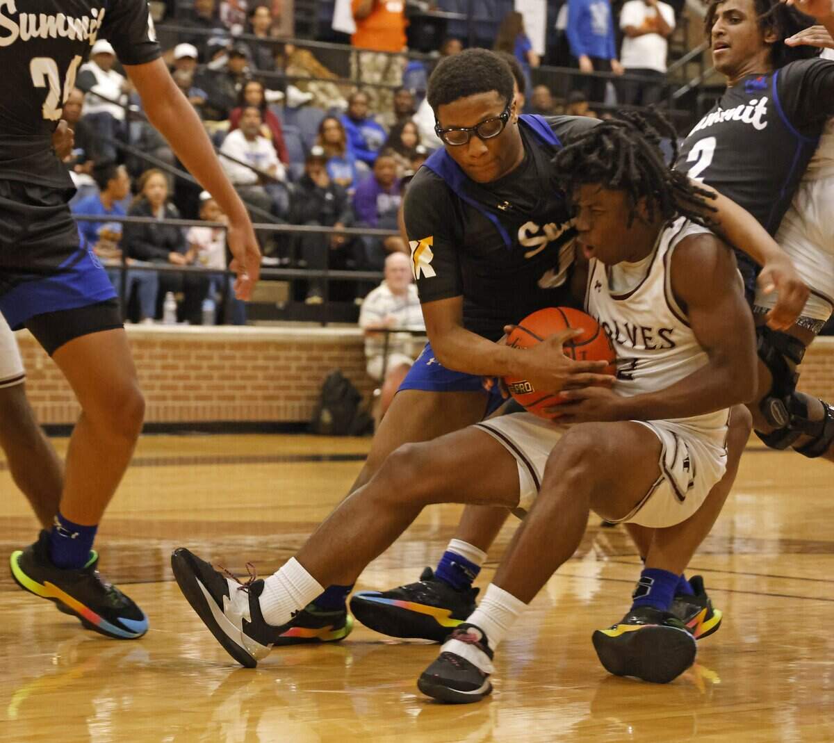 Mansfield Summit guard Javon Ross (33) and Mansfield Timberview guard Jonathan Williams (2) fight for a loose ball during the first half of a UIL boys basketball game at Mansfield Timberview High School in Arlington, Texas, Tuesday Feb. 10, 2026.