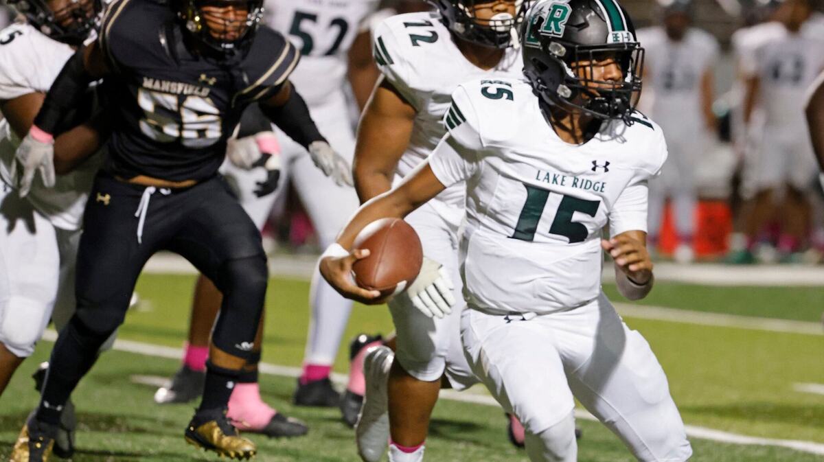 Mansfield Lake Ridge quarterback Deshawn Edwards (15) and the Eagles fell to North Forney.