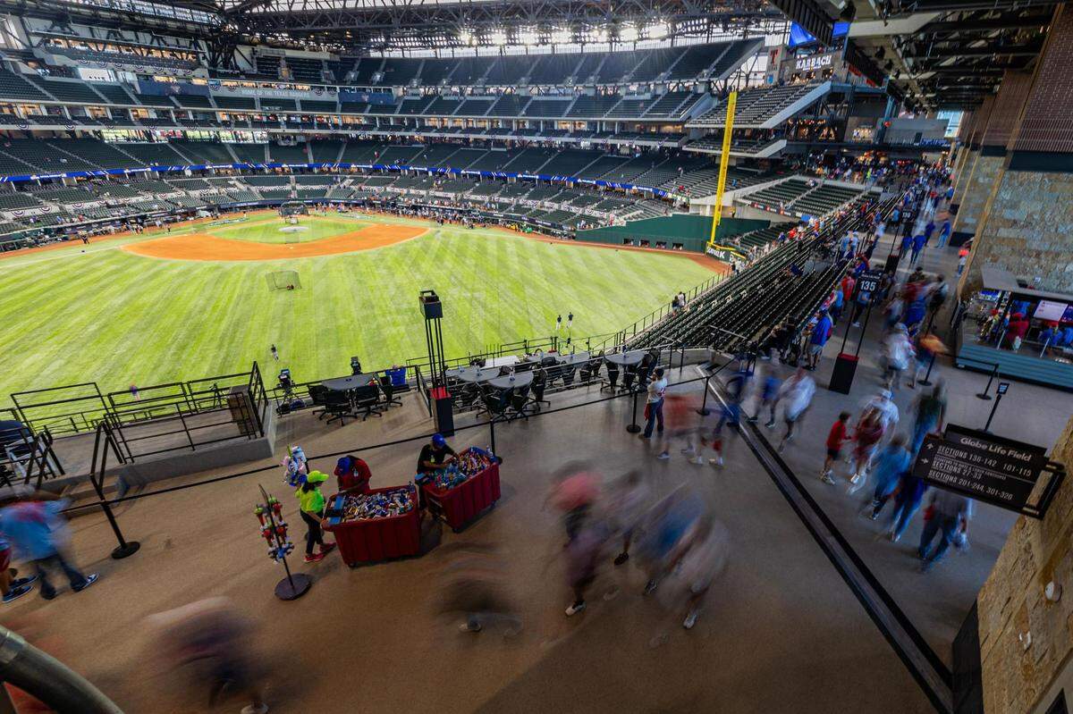 Fans begin to enter the stadium beofer Game 5 of the ALCS at Globe Life Field.
