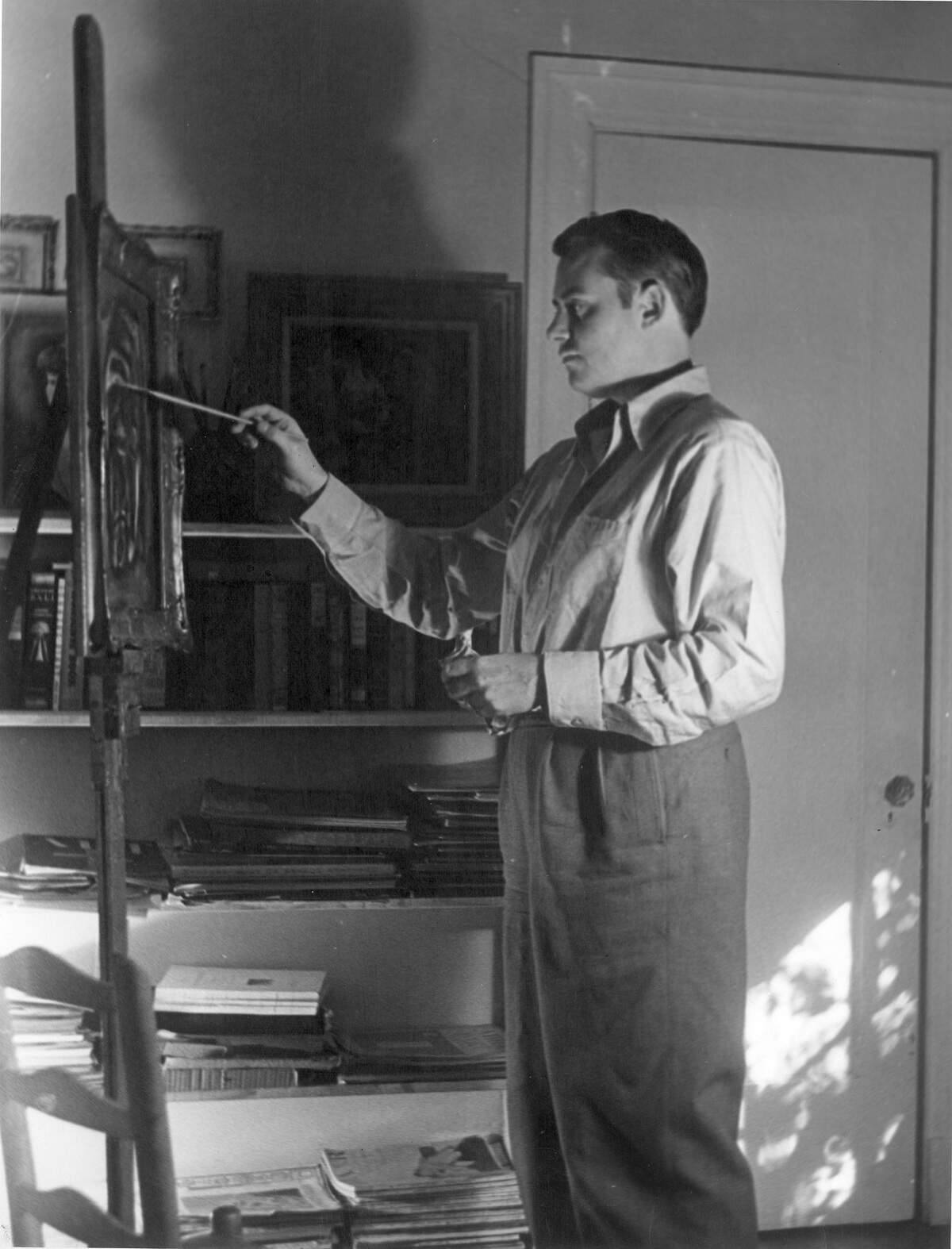 Dickson Reeder standing at an easel, 1943. He was a leader in a group of artists known as the Fort Worth Circle.