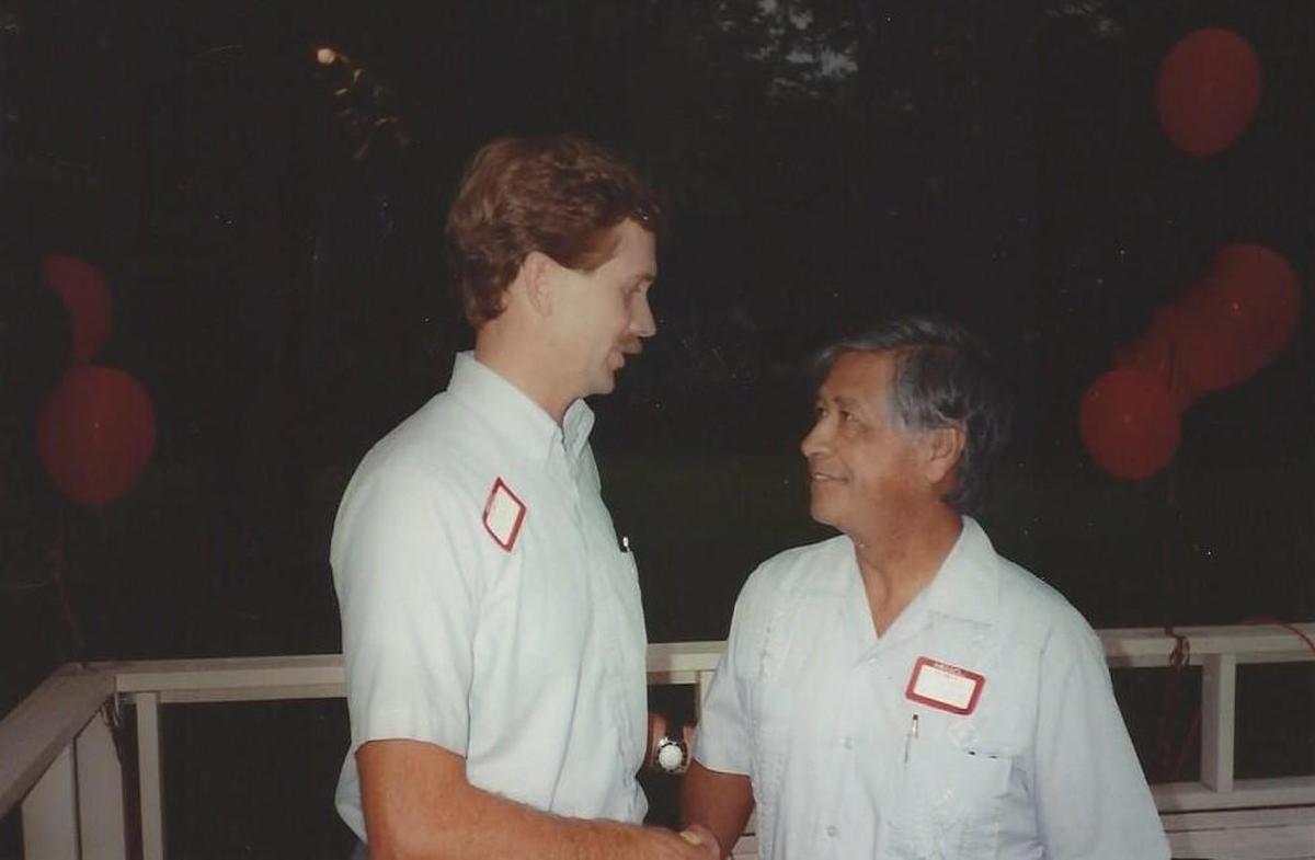 Lon Burnam, left, and César Chávez talk on the porch of Billie Dolenz’s home at a fund-raising gathering for the United Farm Workers Union in 1985.