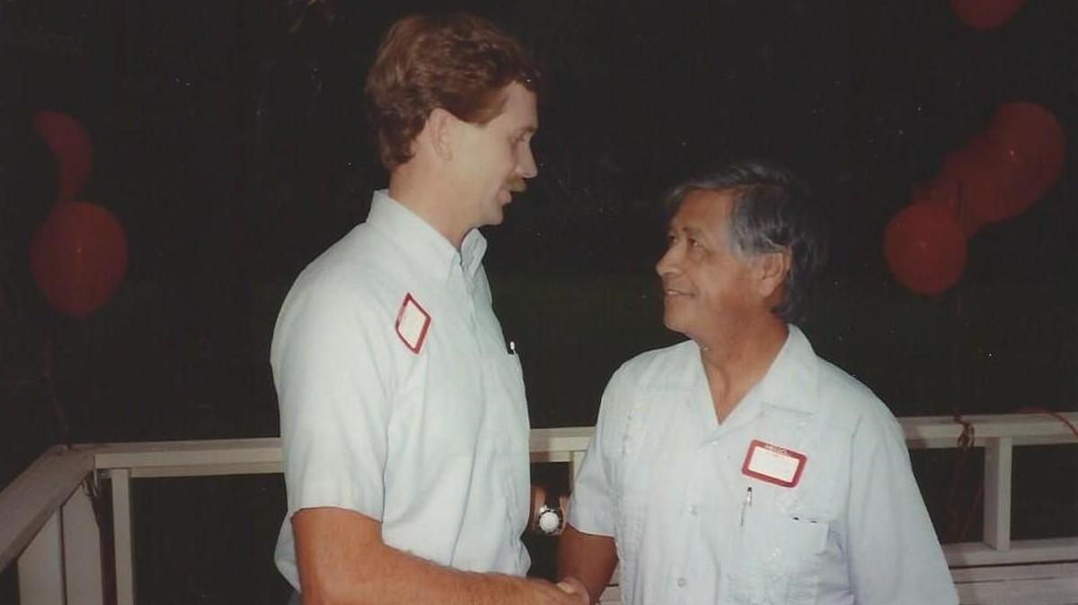 Lon Burnam, left, and César Chávez talk on the porch of Billie Dolenz’s home at a fundraising gathering for the United Farm Workers Union in 1985.