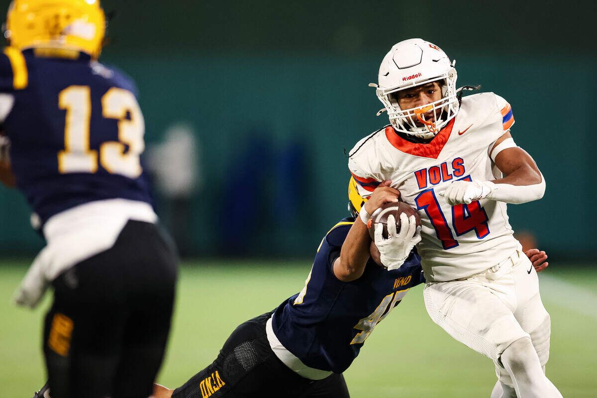 Arlington Bowie running back Denzel Ponder (14) runs past an Arlington Lamar defender toward the goal line Thursday at Choctaw Stadium in Arlington.