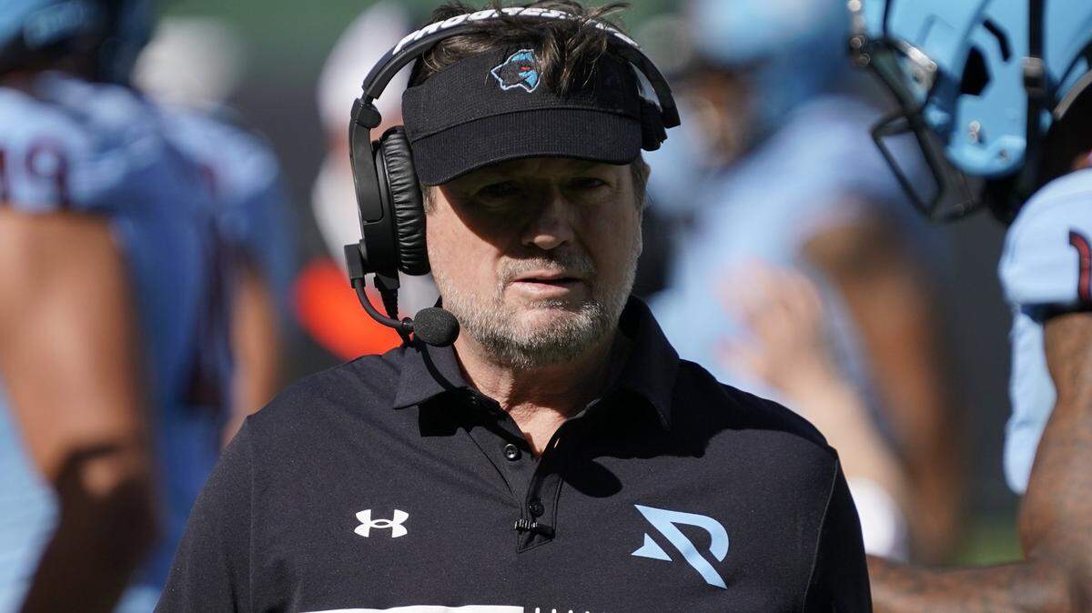 Bob Stoops and the Arlington Renegades have a 2-2 record this season.