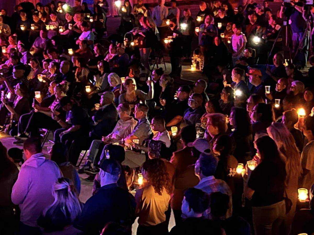 Cientos de personas asisten a una vigilia por Noel Rodríguez-Álvarez en Everman, el lunes 10 de abril de 2023, mientras continúa la búsqueda de los restos del niño desaparecido de 6 años.