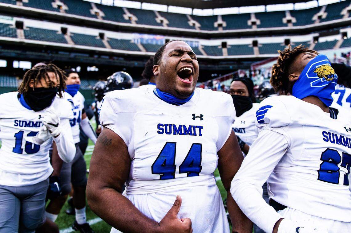 Mansfield Summit celebrates a 41-38 victory over Red Oak to clinch a spot in the state semifinals on Friday Jan. 1, 2021 (Matthew Smith/Special to the Star Telegram)