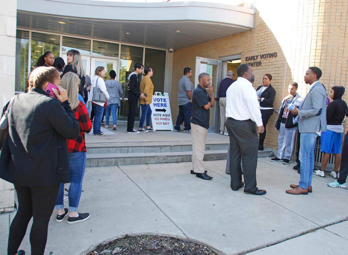 Voters line up at the Charles F. Griffin Building in southeast Fort Worth Oct. 26, 2018.