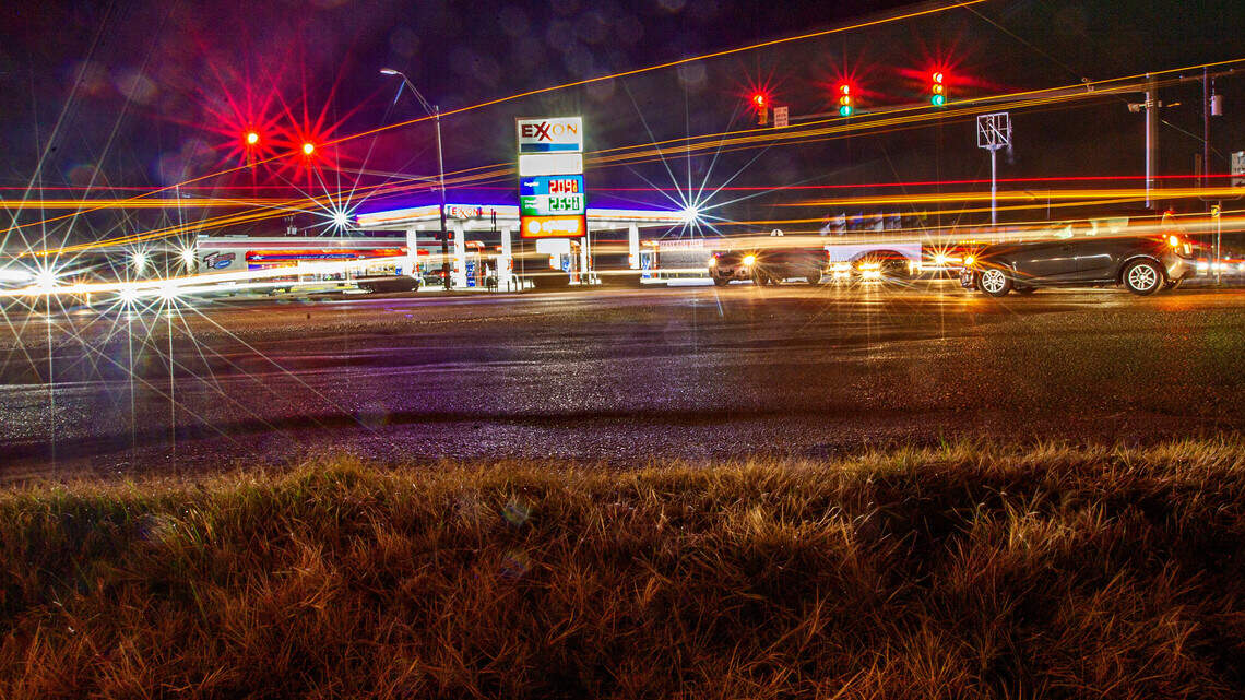 Can you drive through a yellow traffic light in Texas or should you stop? Here’s the law