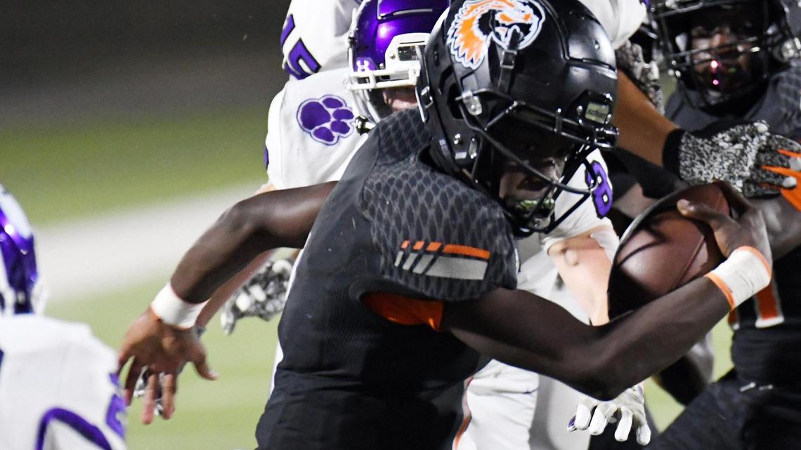 Polytechnic quarterback Quincy Carter rushed for over 140 yards as the Parrots beat South Hills and clinched their first playoff berth since 2009. Special/Bob Haynes