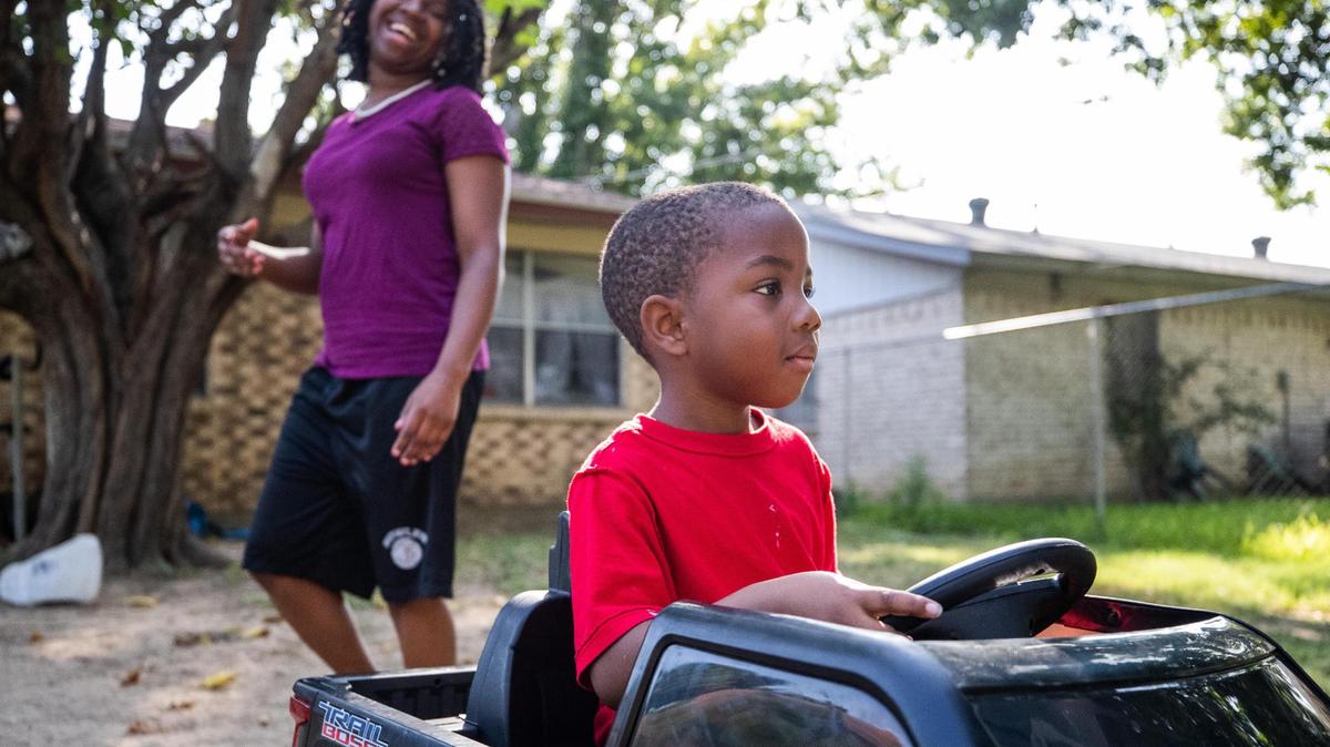 Desiray Felton watches her son, Ahkhim Felton Davis, play in the backyard in Fort Worth in this July 2021 file photo. Felton had pre-eclampsia while she was pregnant with him and complications after her pregnancy. The United Way of Tarrant County announced a new initiative Thursday to allow parents like Felton to be more involved in the labor and delivery process.