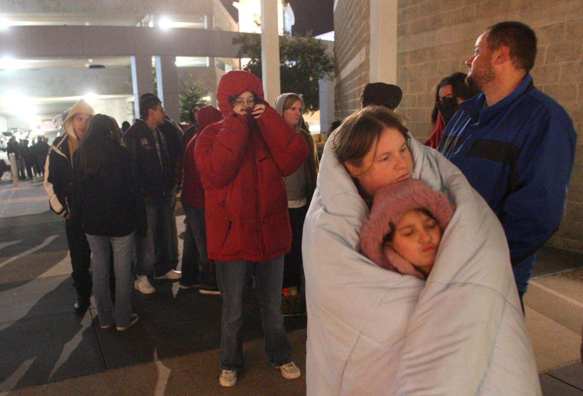Nov. 23, 2007: Amber Gibson and daughter Mychaela, 10, wait in line before 6 a.m. at Parks Mall in Arlington for free gift bags and Christmas bargains.