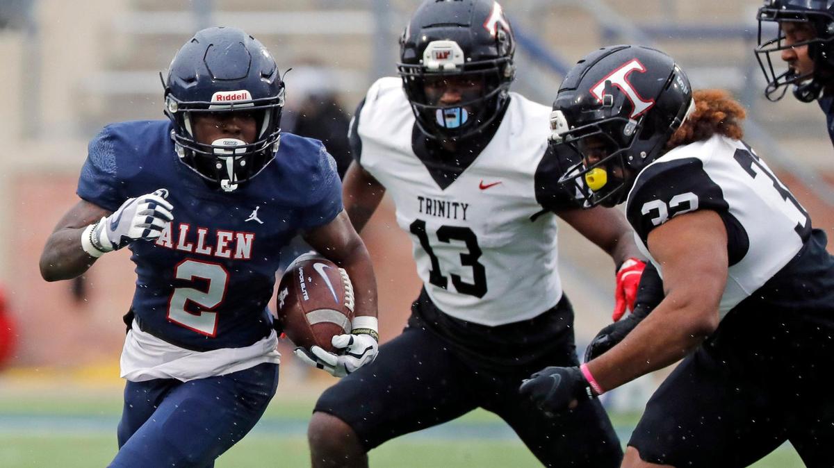 Allen running back Jaylen Jenkins (2) rounds the right side of the line during a high school Class 6A Division 1 Regional playoff game at Eagle Stadium in Allen, Texas, Saturday, Nov. 27, 2021. Allen led 38-7 at the half. (Special to the Star-Telegram Bob Booth)
