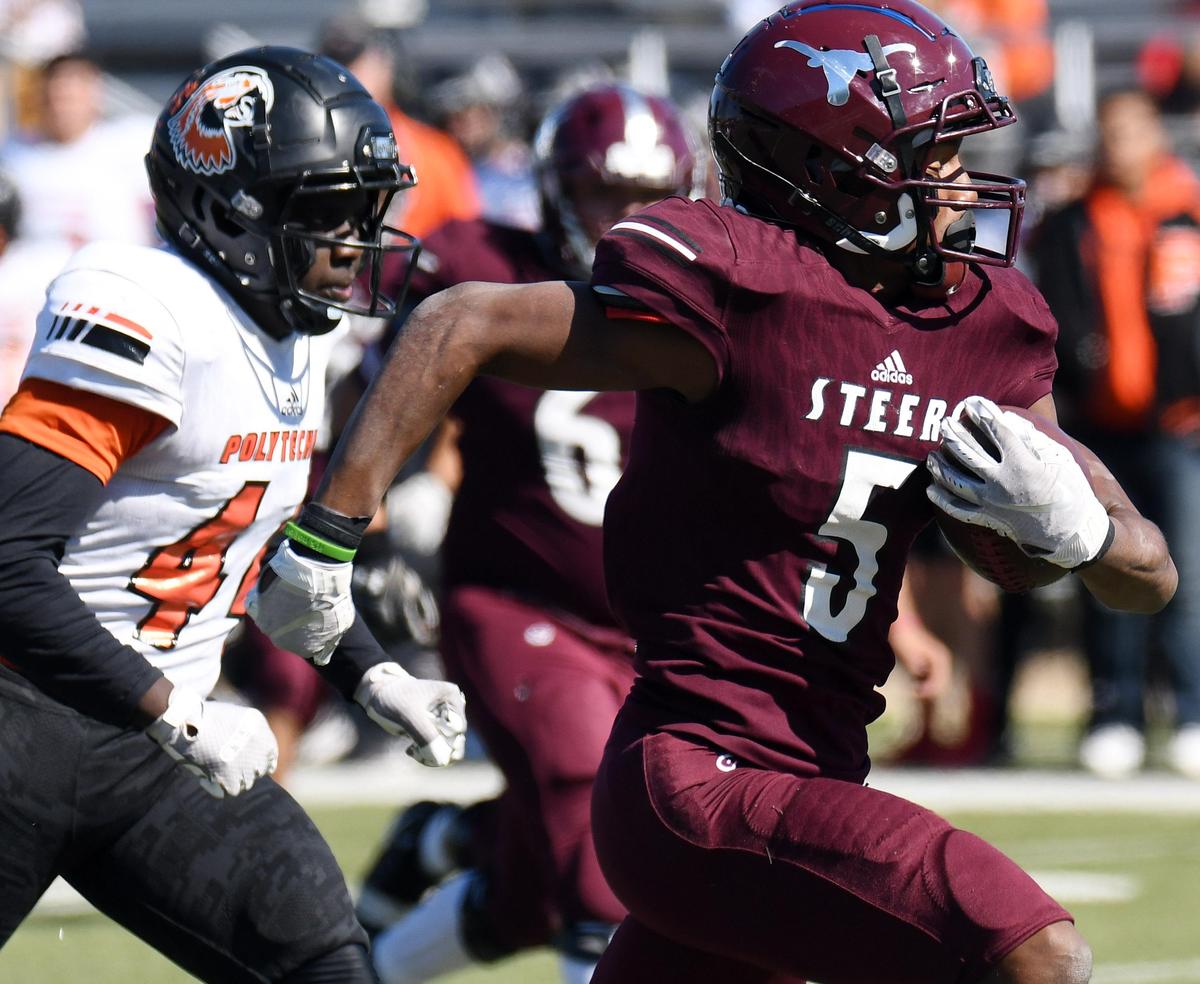 Polytechnic’s Jeramie Williams, left tries to catch North Side’s Da’Wain Lofton as he breaks away for a touchdown run to take a 21-20 lead in the fourth quarter during Saturday’s November 2, 2019 football game at Scarborough-Handley Field in Fort Worth, Texas. North Side went on to win 21-20. Special/Bob Haynes