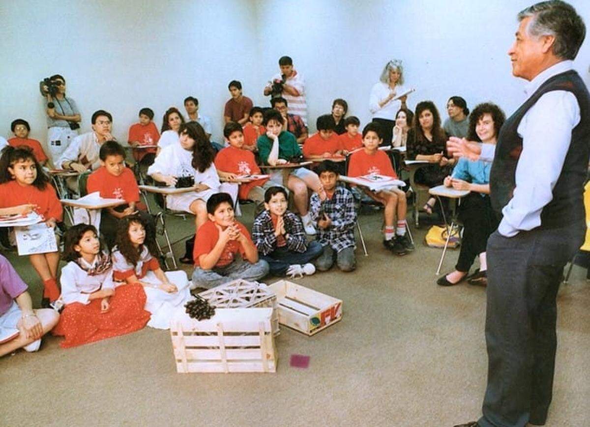 Washington Heights Elementary School bilingual students greet César Chávez at the University of North Texas in 1991.
