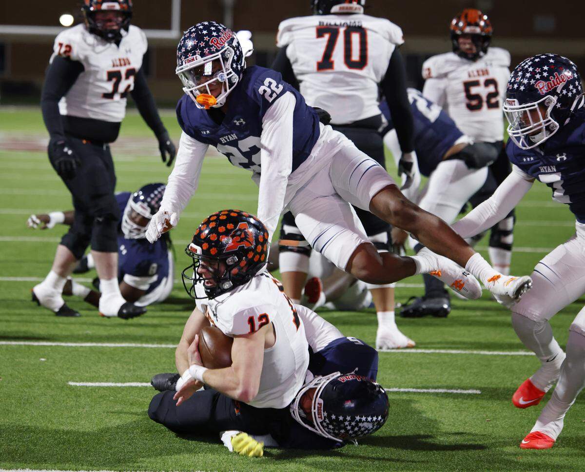 Aledo quarterback Lincoln Tubbs (12) goes in for six against Denton Ryan during the first half of a UIL Class 5A Division I Quarterfinal on Friday Dec. 05, 2025 at Northwest ISD Stadium in Fort Worth, Texas.