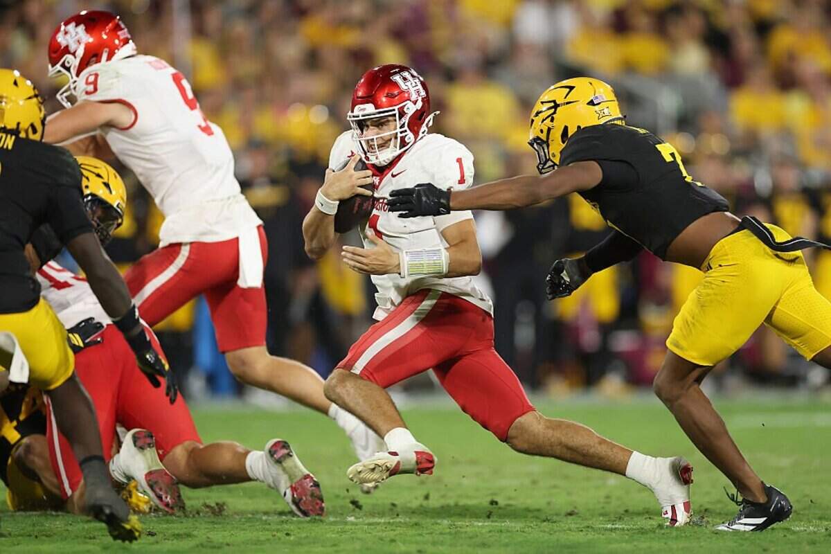 TEMPE, ARIZONA - OCTOBER 25: Conner Weigman #1 of the Houston Cougars scrambles with the football past Montana Warren #7 of the Arizona State Sun Devils during the third quarter of the NCAAF game at Mountain America Stadium on October 25, 2025 in Tempe, Arizona. The Cougars defeated the Sun Devils 24-16. (Photo by Christian Petersen/Getty Images)