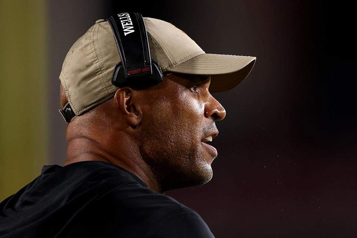 LOS ANGELES, CALIFORNIA - SEPTEMBER 20: Defensive Coordinator D'Anton Lynn of the USC Trojans reacts against the Michigan State Spartans at Los Angeles Memorial Coliseum on September 20, 2025 in Los Angeles, California. (Photo by Luke Hales/Getty Images)