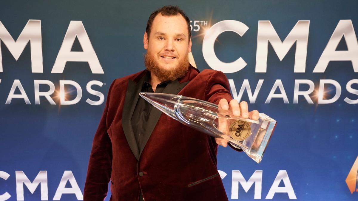 Luke Combs, who was named the CMA Entertainer of the Year earlier this month, will help kickoff the Salvation Army’s Red Kettle Campaign with a halftime performance at the Dallas Cowboys game against the Las Vegas Raiders on Thanksgiving.