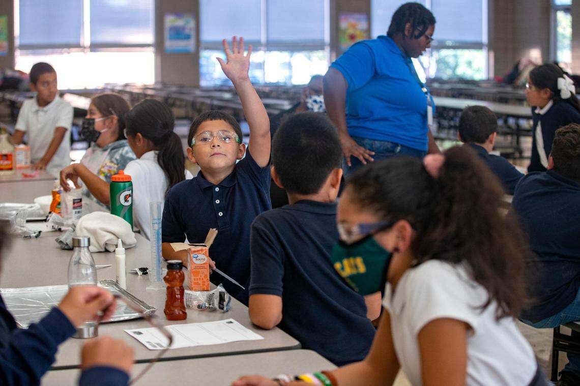 Juan Escoberedo levanta la mano para hacer una pregunta durante una actividad de volcán en South Hills Elementary, el 12 de octubre. Clayton Youth Enrichment proporciona servicios a 60 campus y 10 programas extraescolares.