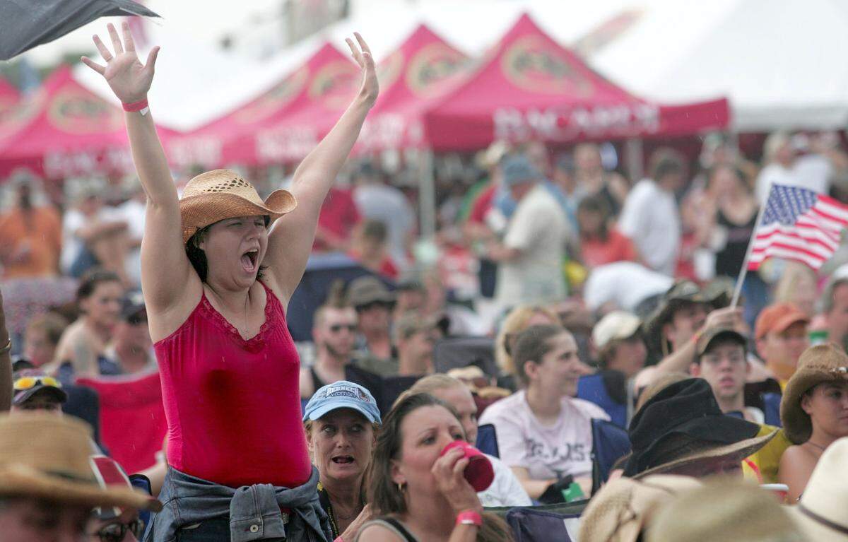 July 4, 2006: Fans enjoys Noel Haggard as he plays at the Willie Nelson’s Fourth of July Picnic and Concert next to Billy Bob’s. The show featured musicians such as David Coe and Kris Kristofferson
