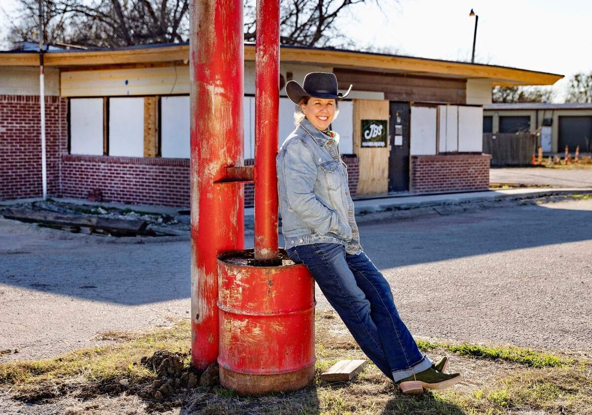 Gigi Howell will open JD’s Hamburgers in a former knotted-pine tavern on the western edge of Fort Worth.