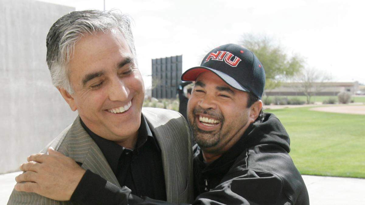 Former Chicago White Sox’ manager Ozzie Guillen jokes with ESPN’s Pedro Gomez in February 2008. Gomez died Sunday at age 58.