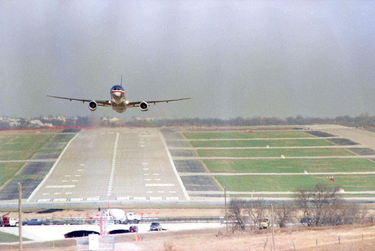 Dec. 14, 1989: An American Airlines Boeing 757 touches down at Alliance Airport in Fort Worth, the first plane to on the new runway during inauguration ceremonies for the airport.