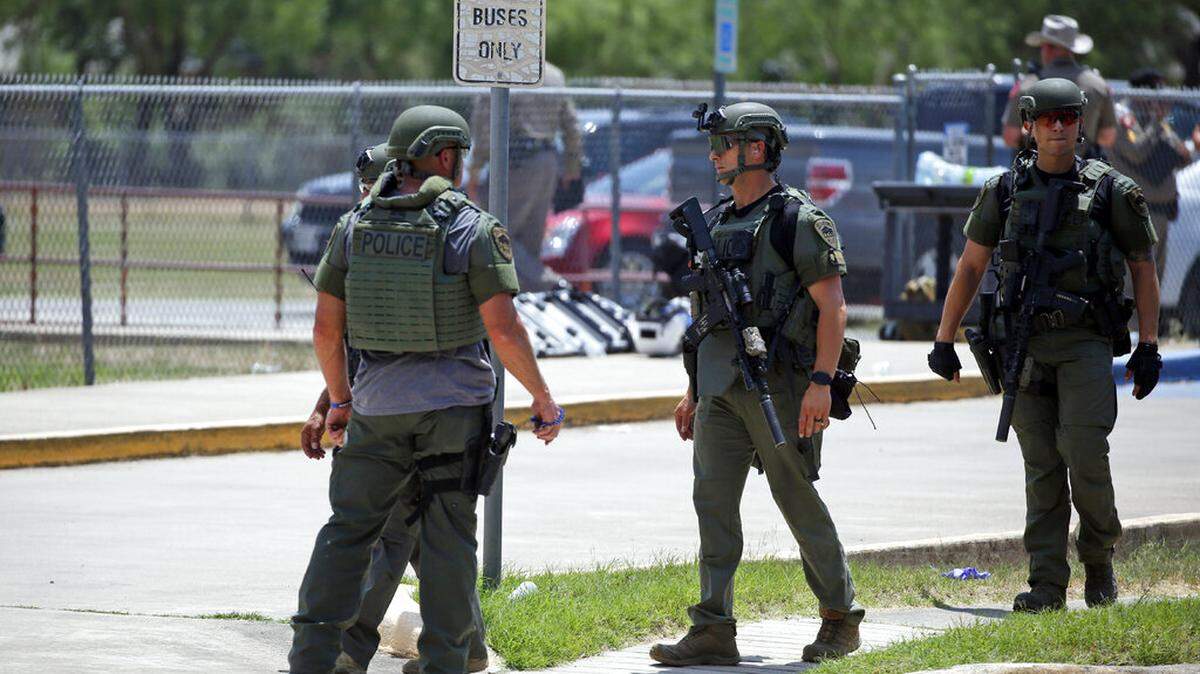 Personal policial se encuentra frente de Robb Elementary School despues de un tiroteo, el martes 24 de mayo de 2022, en Uvalde, Texas. (Foto AP/Dario López-Mills)