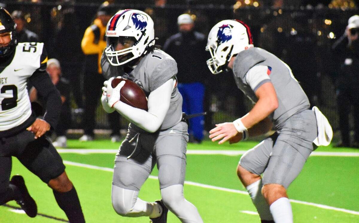 Richland’s Michael Turner gets a handoff from quarterback Drew Kates (right) during the second quarter of Friday’s Class 5A Division II regional semifinal game vs. Forney at the Birdville ISD Fine Arts and Athletic Complex.