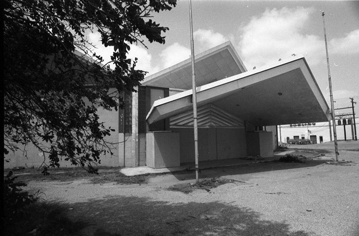 April 16, 1986: Exterior of the deteriorating Panther Hall, which caught fire, on South Collard Street near East Lancaster Avenue.