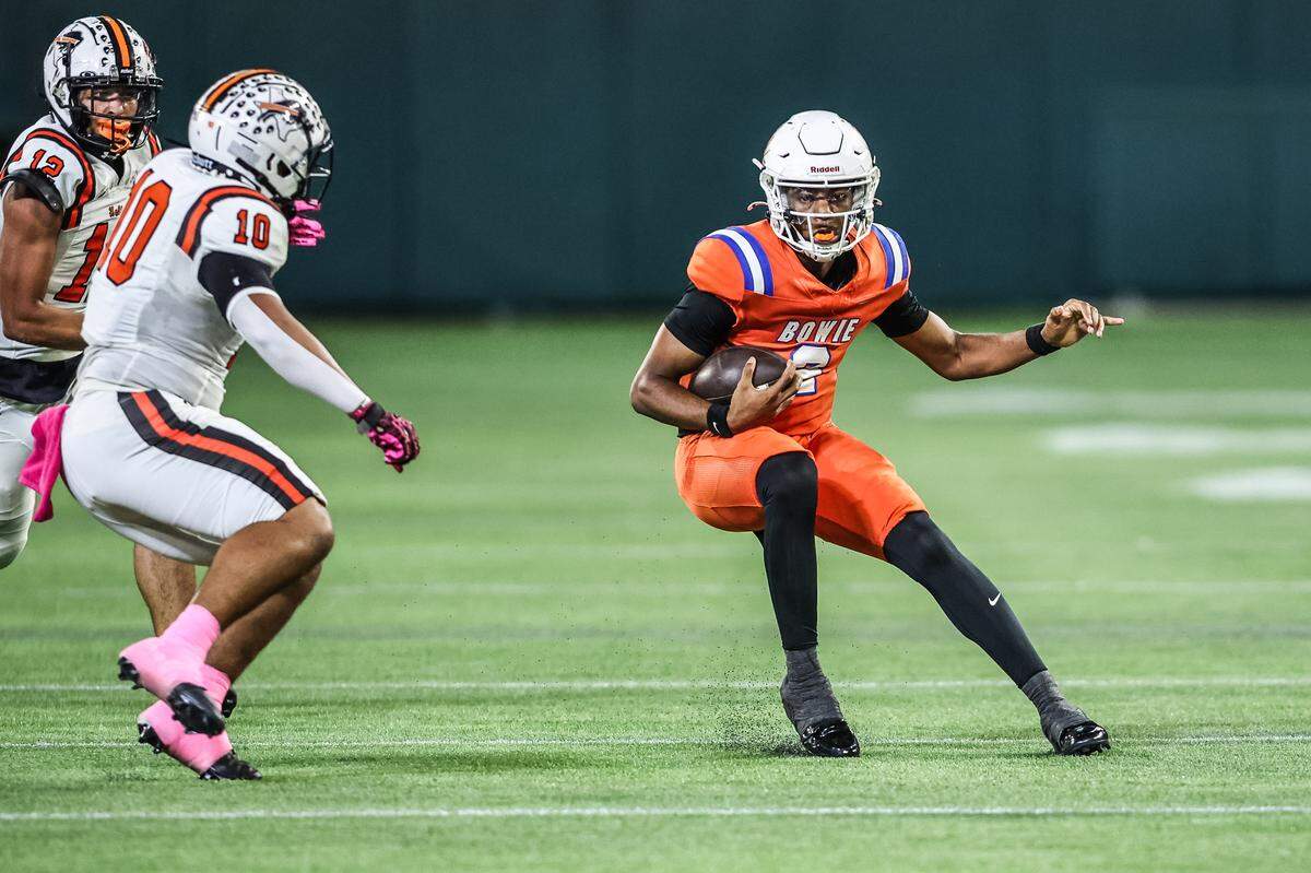 Arlington Bowie quarterback Jayden Bibbs (2) runs the ball against Haltom linebacker Yurem Ortiz on Thursday.
