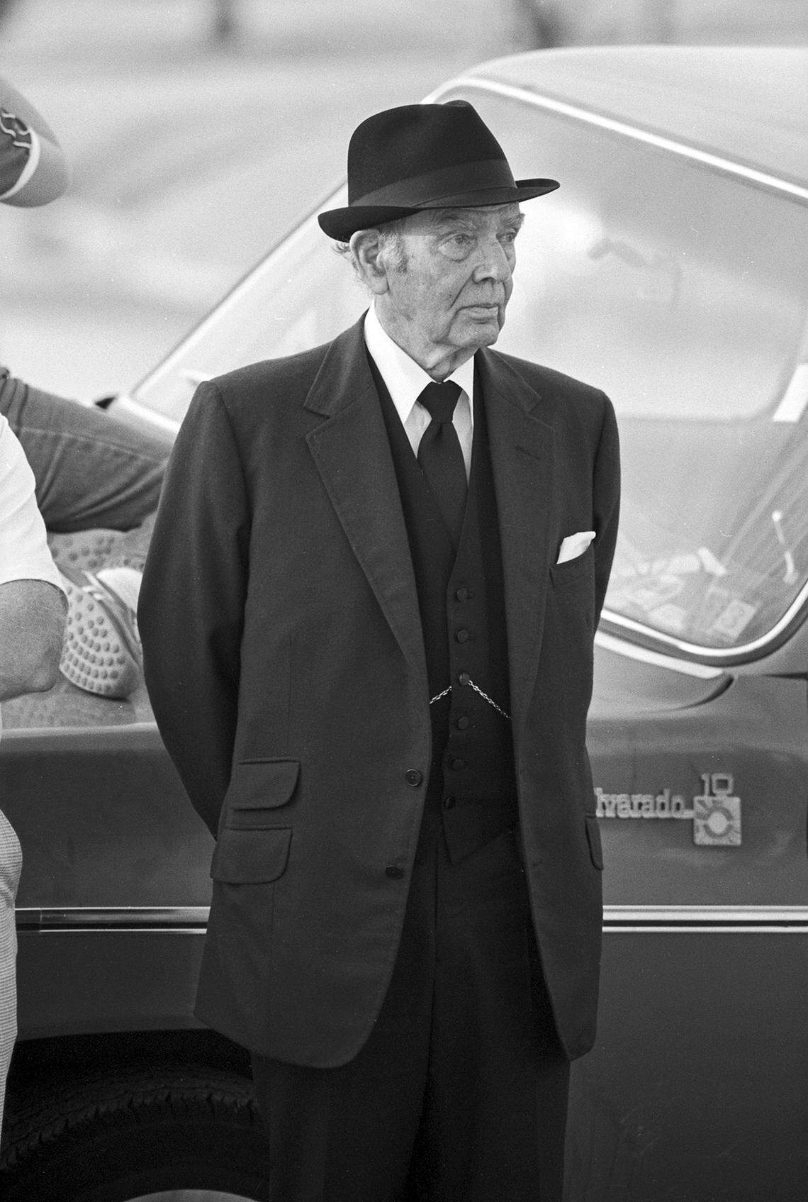 Oct. 4, 1981: Author Michael Eddowes attending the exhumation of Lee Harvey Oswald at Rose Hill Memorial Park in Fort Worth, Texas.