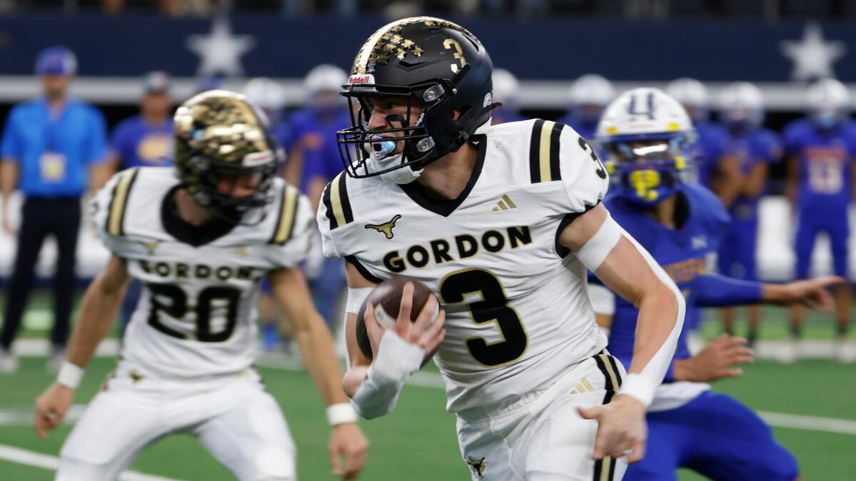 Gordon running back Stryker Reed (3) takes off for the first score of the UIL Six-Man 1A D2 State Championship football game at AT&T Stadium in Arlington, Texas, Wednesday, Dec. 18, 2024.