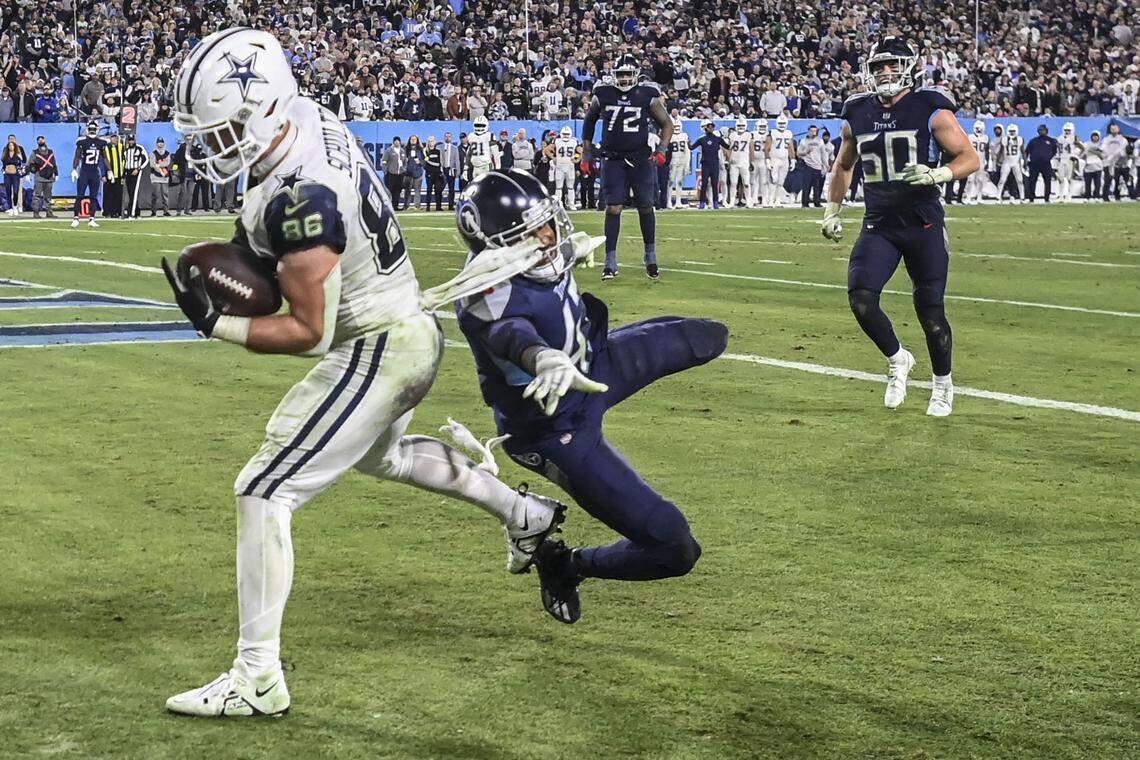 Dallas Cowboys tight end Dalton Schultz (86) scores his second touchdown of the game against Tennessee on Thursday.