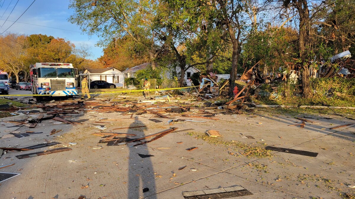 Una persona resultó gravemente herida al explotar una casa en Westworth Village, el jueves 1º de diciembre de 2022 por la mañana. No hubo fuego en la escena pero no queda nada de la casa excepto escombros. El Departamento de Policía de White Settlement fue una de las dependencias que asistió a los bomberos de Fort Worth y a la policía de Westworth Village.
