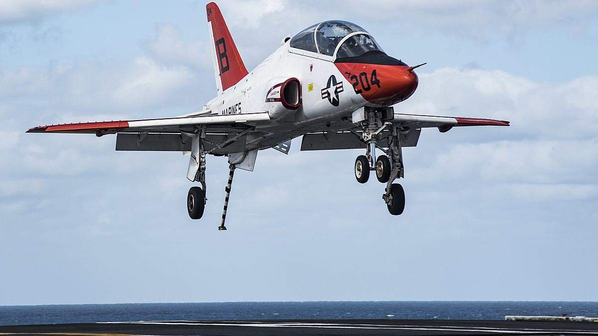 Here’s what we know about the type of Navy training jet that crashed in Lake Worth