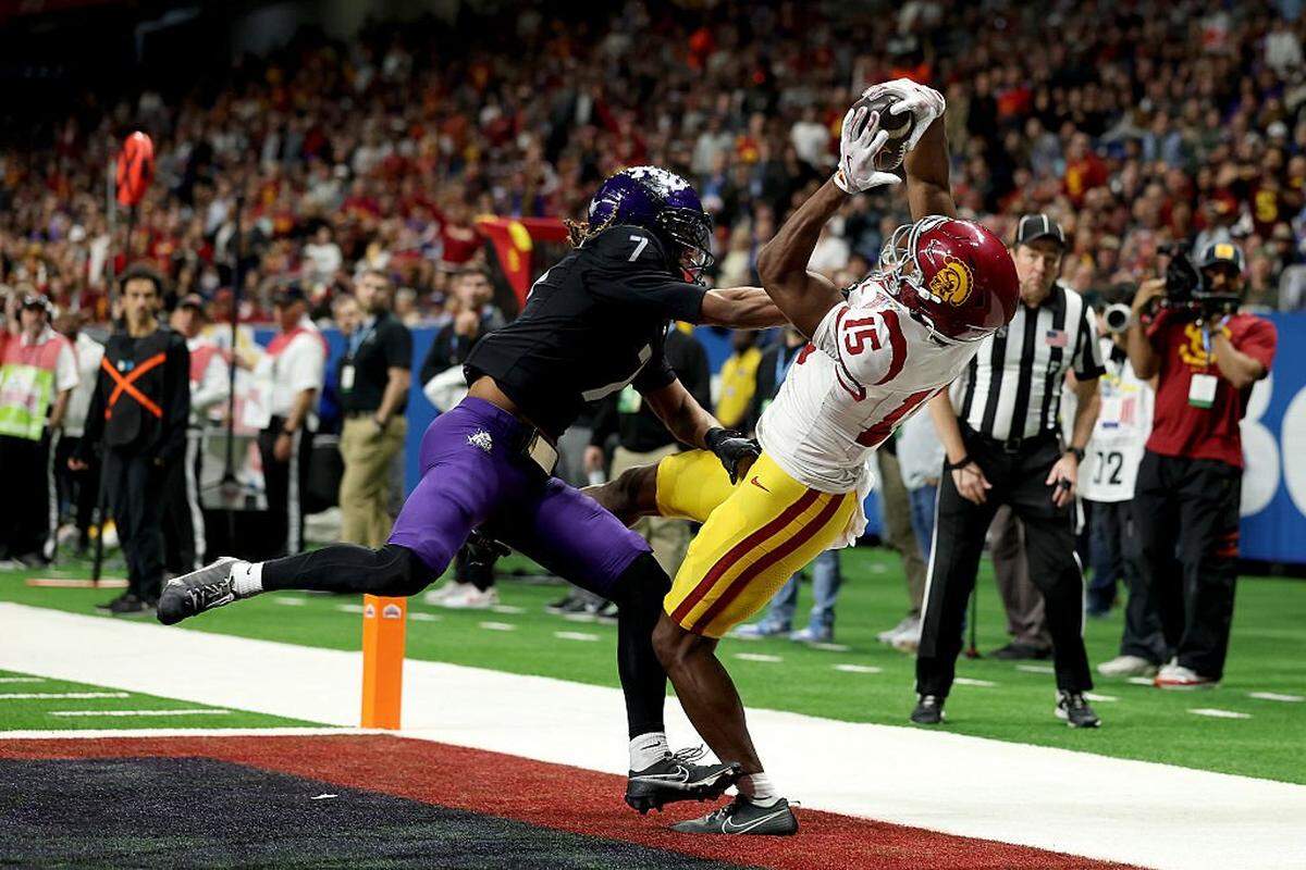 SAN ANTONIO, TEXAS - DECEMBER 30: Jaden Richardson #15 of the USC Trojans catches a pass for a touchdown against Channing Canada #7 of the TCU Horned Frogs during the third quarter of the game at Alamodome on December 30, 2025 in San Antonio, Texas. (Photo by Kenneth Richmond/Getty Images)