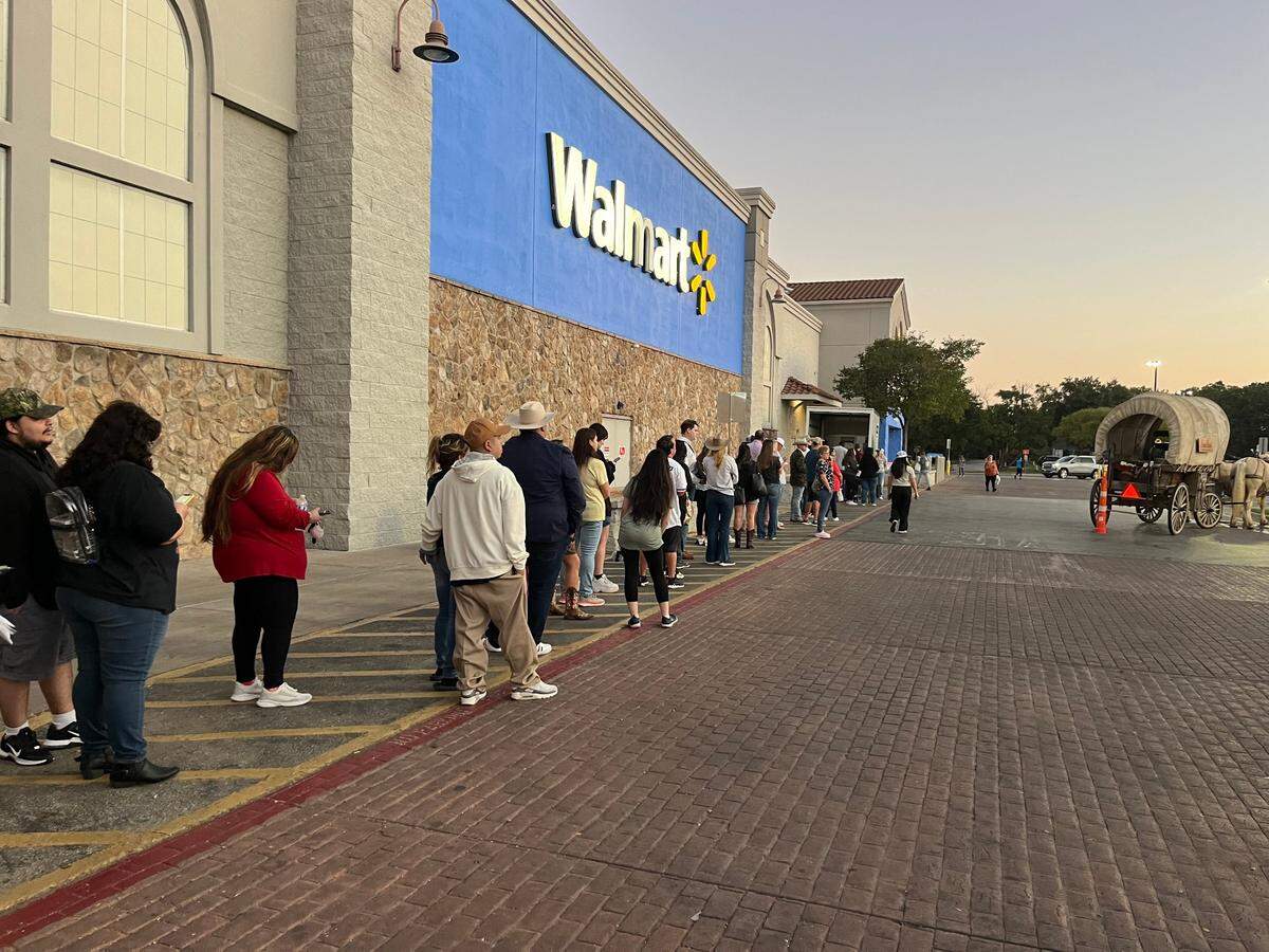 The line to meet Yellowstone star, Cole Hauser lined the entire Walmart building on Tuesday morning.