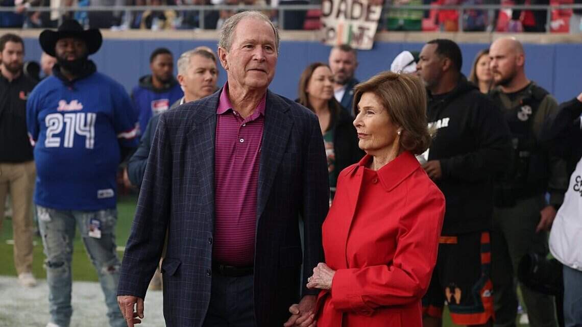 Ehemaliger US-Präsident führt Münzwurf beim Spiel Dallas Cowboys gegen ...