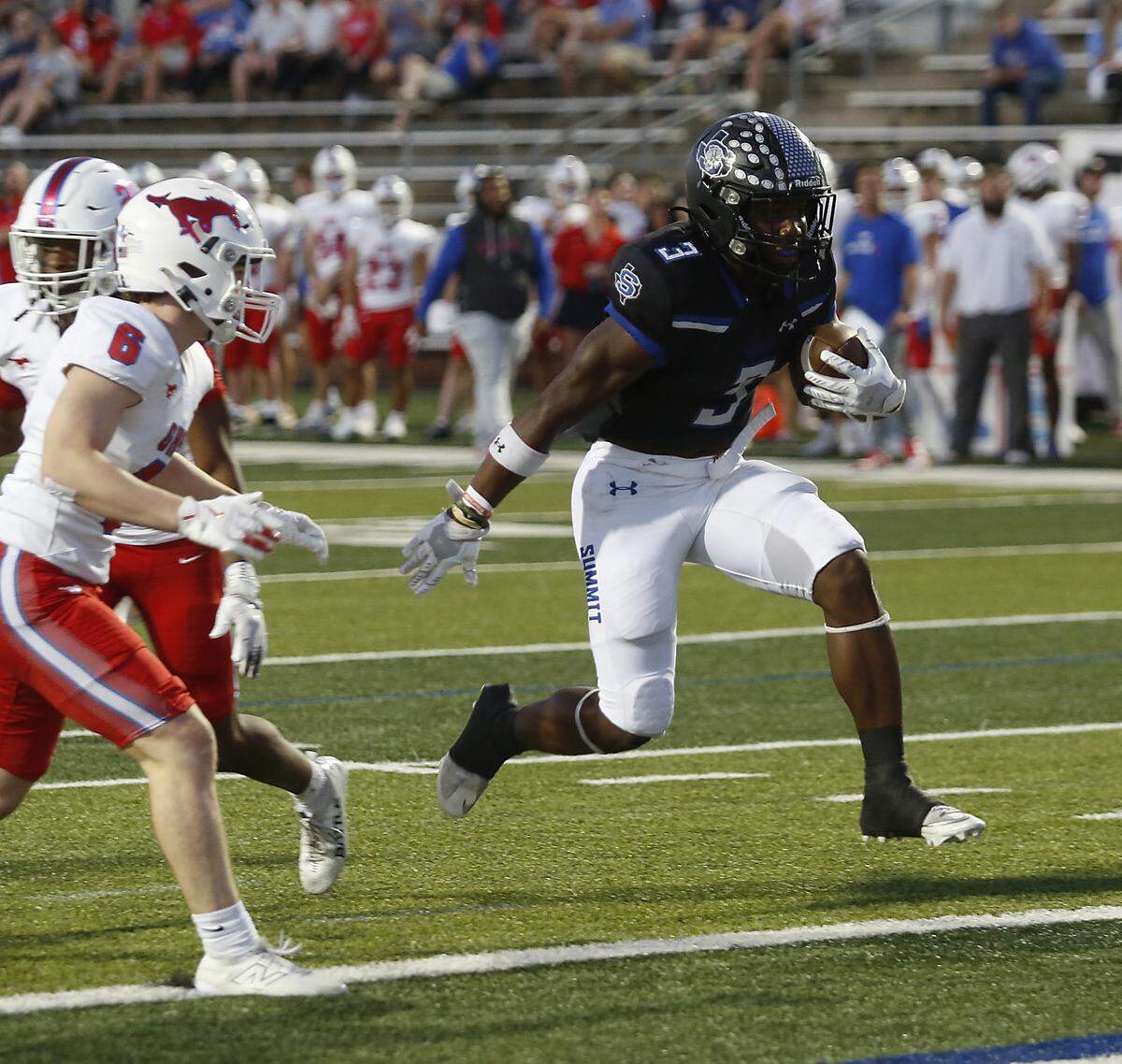 Summit’s Adarion Nettles scores against Grapevine during their game at Newsom Stadium on Thursday, Sept. 25, 2025. 