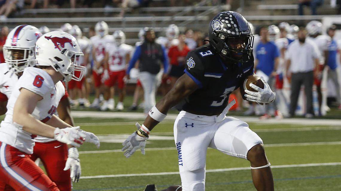 Summit’s Adarion Nettles scores against Grapevine during their game at Newsom Stadium on Thursday, Sep. 25, 2025.