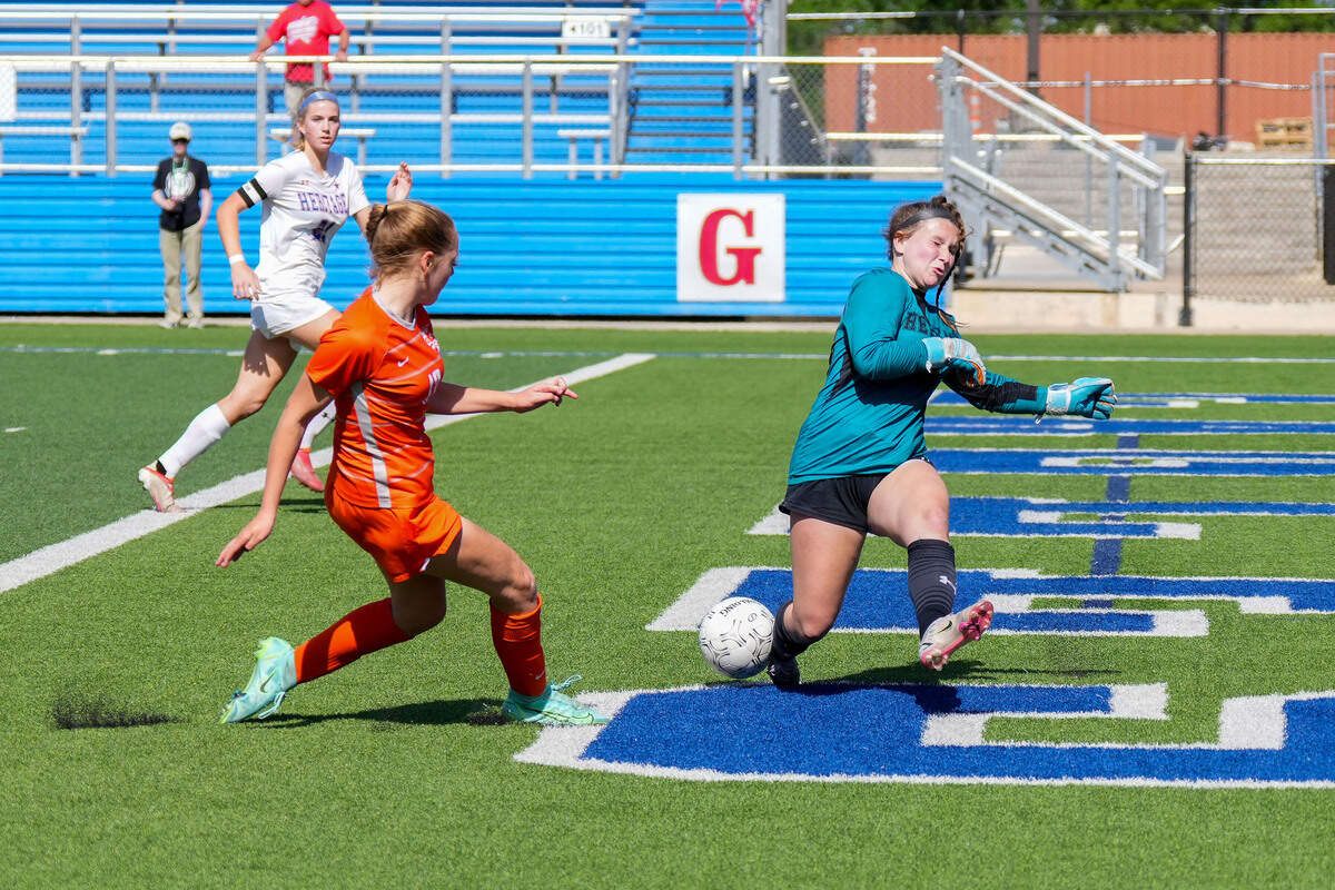 Midlothian Heritage keeper Tanner Sorenson made a stop vs. Celina at the state title game (Ken Murphy/MaxPreps)