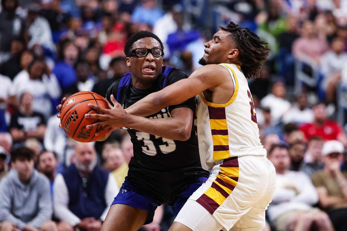 Mansfield Summit guard Javon Ross (33) looks for an opening against a Beaumont United defender during the Class 5A Division II state championship game Saturday at the Alamodome in San Antonio.