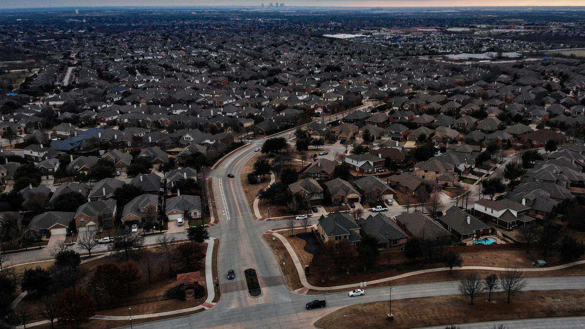 Una vista aérea del extremo norte de Fort Worth muestra un verdadero océano de casas. La ciudad ha crecido un 24% desde 2010 y ahora es la duodécima ciudad más grande de los EE. UU., según muestran los datos de la Oficina del Censo.
