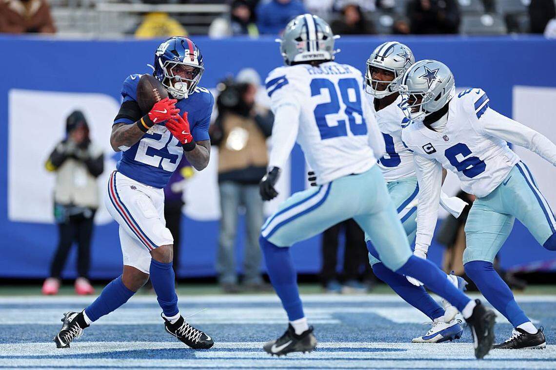 EAST RUTHERFORD, NEW JERSEY - JANUARY 04: Tyrone Tracy Jr. #29 of the New York Giants catches a pass for a third quarter touchdown against the Dallas Cowboys at MetLife Stadium on January 04, 2026 in East Rutherford, New Jersey. (Photo by Al Bello/Getty Images)
