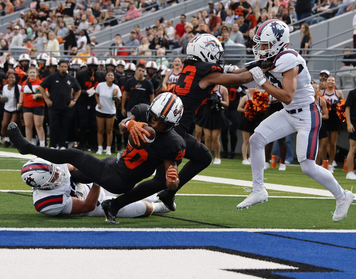 Haltom running back KJ Parks (20) fights his way into the end zone during the first half of a football game against Richland at Birdville FAAC in North Richland Hills, Texas, on Friday, Aug. 29, 2025.