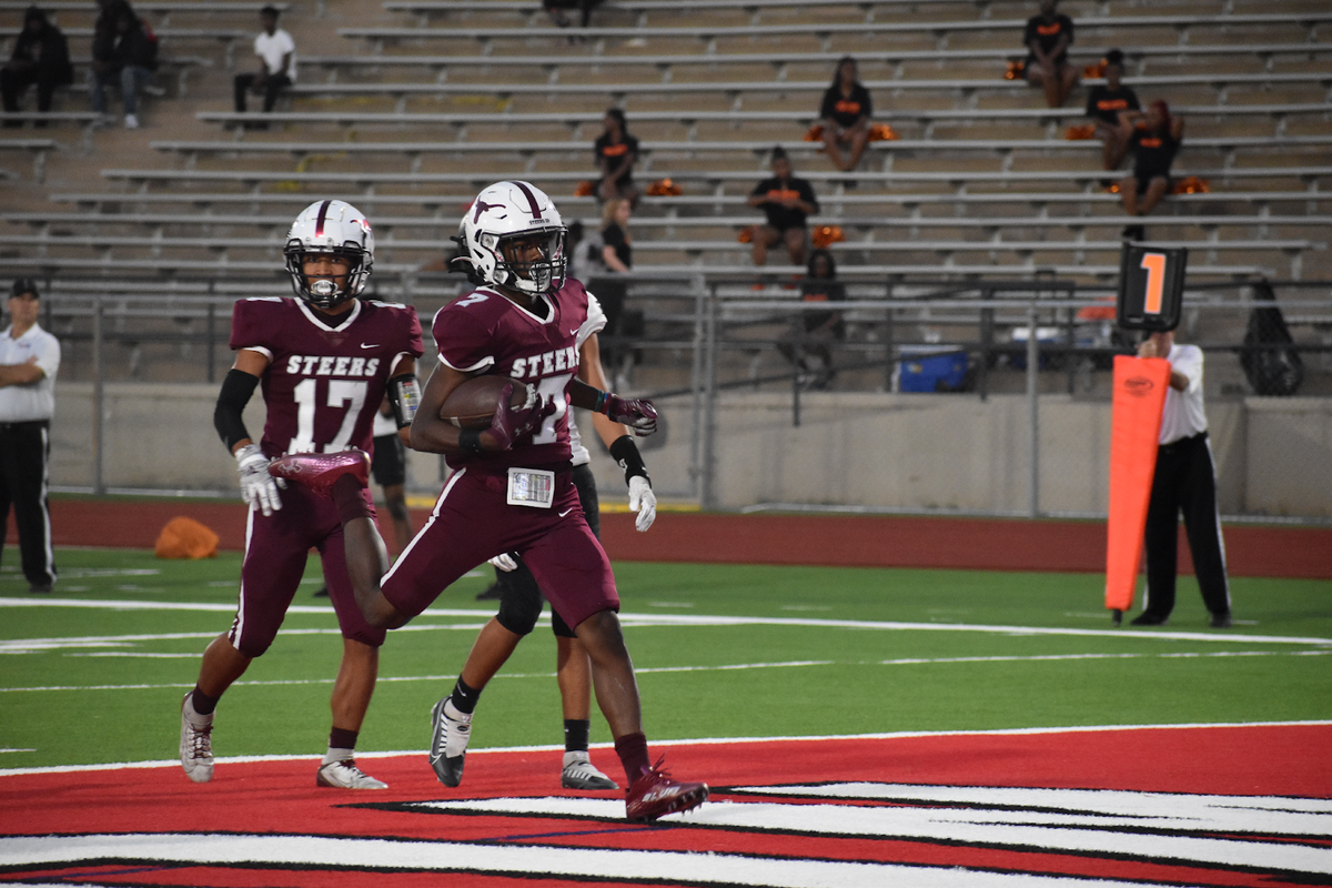 North Side’s Deandre Montgomery scores a touchdown for the Steers during a high school football game against Poly at Clark Stadium in Fort Worth, Texas, Friday, September 30, 2022. North Side won 66-0. (Olivia Luttrell/Special to the Star-Telegram)